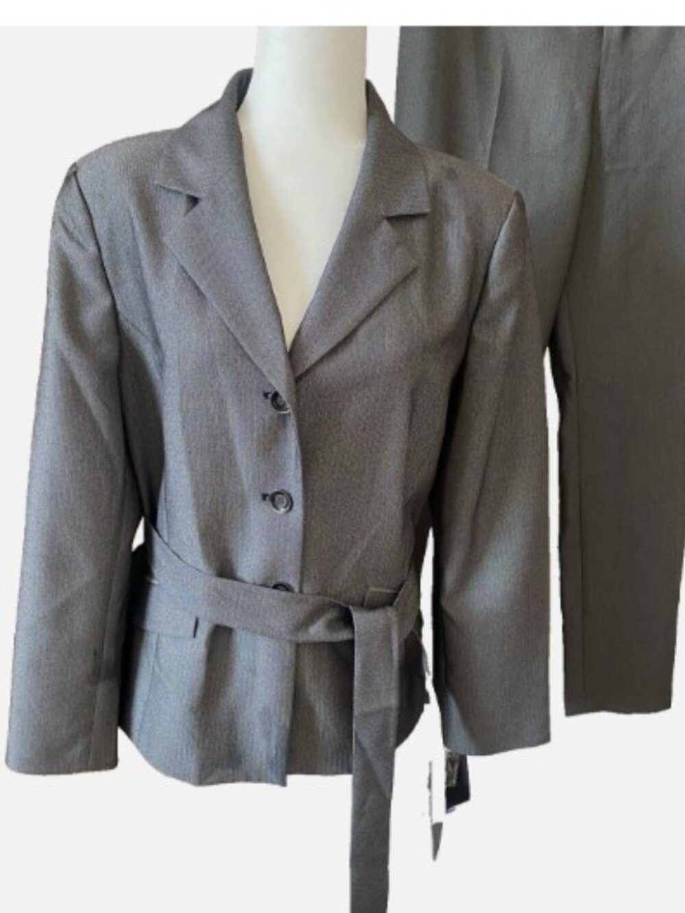 NWT LE SUIT Gray Pantsuit with Belt Professional Size 18 Retails $275.00